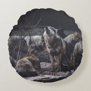 WOLF PACK ON ROCK FORMATION RUNDES KISSEN