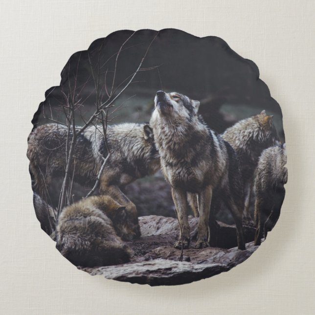 WOLF PACK ON ROCK FORMATION RUNDES KISSEN (Vorderseite)