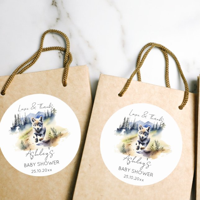 Wolf thematisches Abenteuer erwartet Baby Dusche G Runder Aufkleber (Wolf themed baby shower thank you favor gift tags  watercolor cute wolf cub Alaskan wilderness)