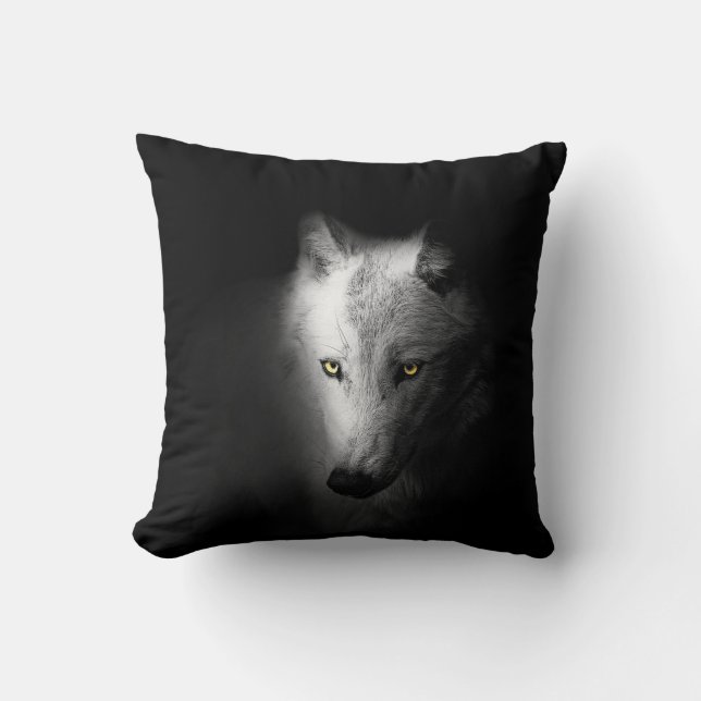 Wolf, Tierportrait auf schwarzem Hintergrund, Kissen (Vorderseite)