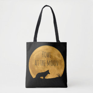 Wolf vor hellem Mond silhouettiert