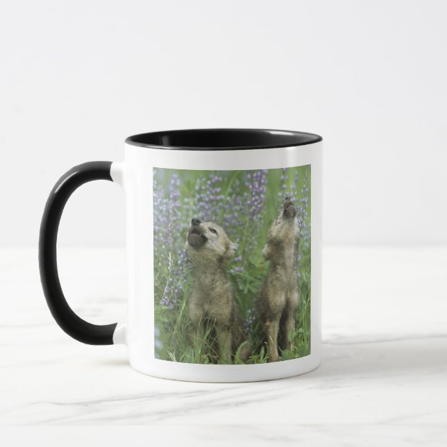 Wolf-Welpen, die in der Wiese heulen Tasse (Links)