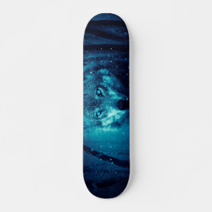 Wolfsfläche im dunklen Fantasy-Wald Skateboard
