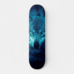 Wolfsfläche im dunklen Fantasy-Wald Skateboard