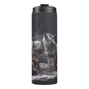 WOLFSRUDEL AUF FELSFORMATION THERMOSBECHER