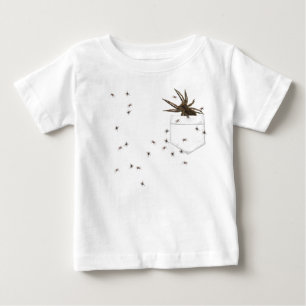 Wolfsspinne und Brut in der Tasche Baby T-shirt