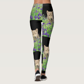 Wolfswelpe in violetten Blumen Leggings