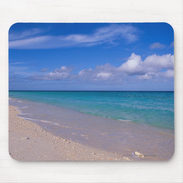 Wolke im blauen Himmel über sandigem Strand Mousepad (Vorne)