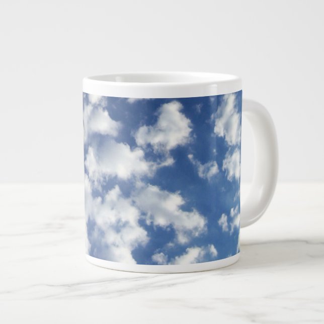 Wolken auf blauem Himmel Jumbo-Tasse (Vorderseite Rechts)