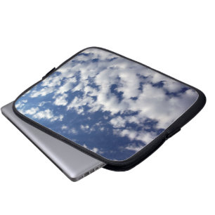 Wolken auf blauem Himmel Laptopschutzhülle
