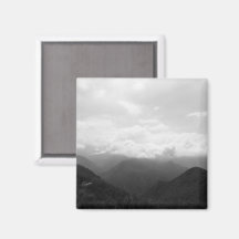 Wolken auf den Hügeln Schwarz-Weiß-Fotografie