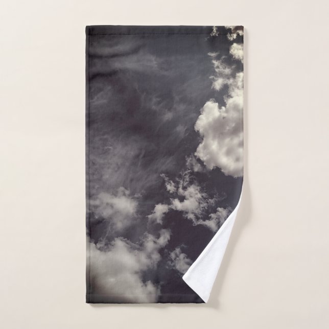 Wolken auf dunkelblauem Hintergrund Handtuch (Handtuch)