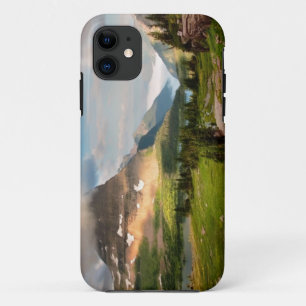 Wolken, die durch Berge fegen iPhone 11 Hülle