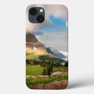 Wolken, die durch Berge fegen iPhone 13 Hülle