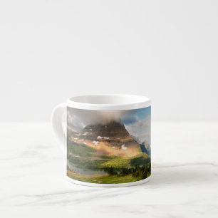 Wolken, die durch Berge fegen Espressotasse