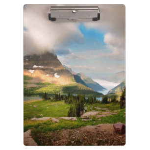 Wolken, die durch Berge fegen Klemmbrett