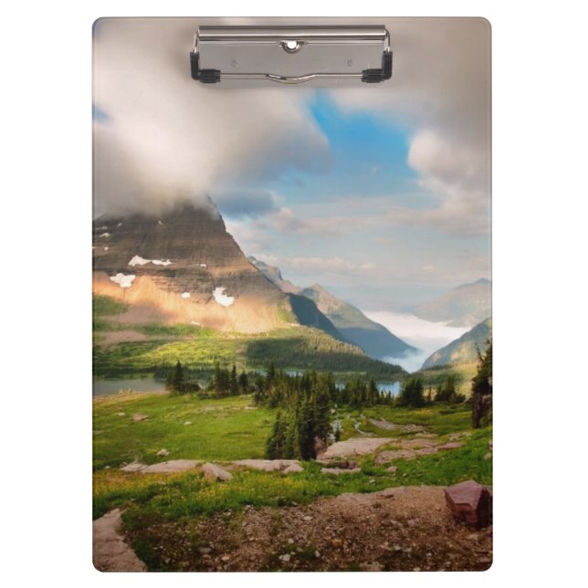 Wolken, die durch Berge fegen Klemmbrett (Vorderseite)