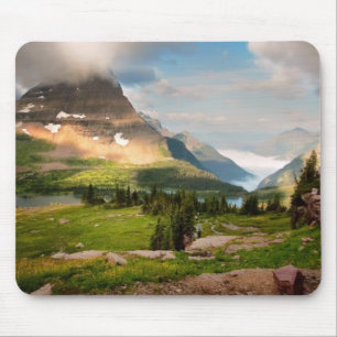 Wolken, die durch Berge fegen Mousepad