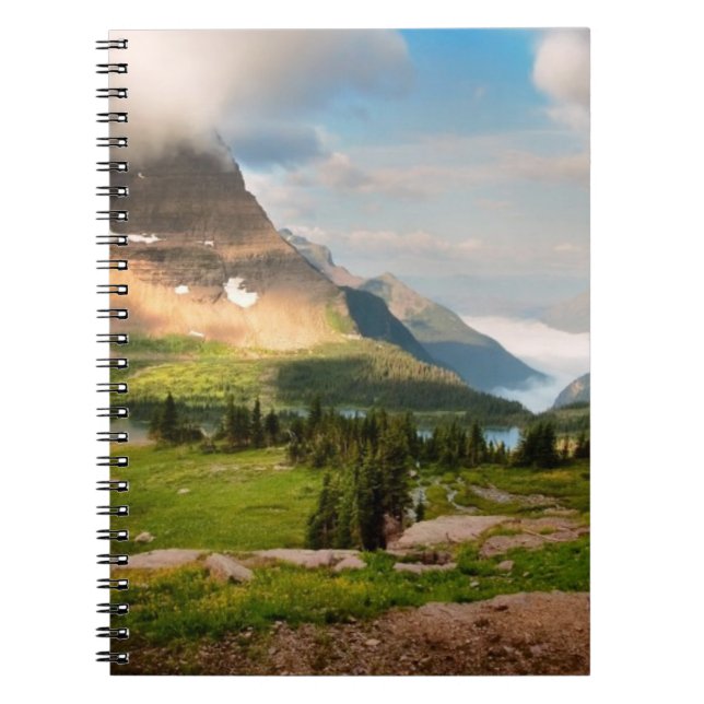 Wolken, die durch Berge fegen Notizblock (Vorderseite)