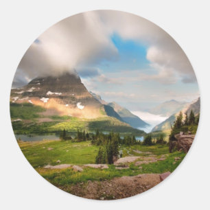 Wolken, die durch Berge fegen Runder Aufkleber