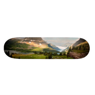 Wolken, die durch Berge fegen Skateboard