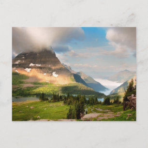 Wolken, die durch Berge wühlen Postkarte