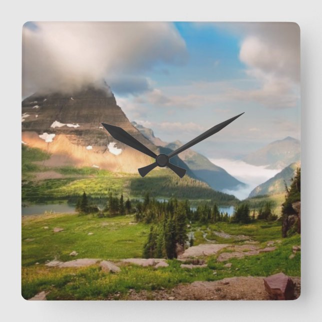 Wolken, die durch Berge wühlen Quadratische Wanduhr (Vorderseite)