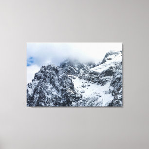 Wolken, die majestätische Berge bedecken Leinwanddruck