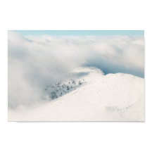 Wolken, die sich über den Fichtenwaldgebirgen abwä