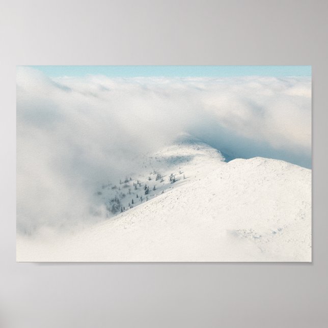 Wolken, die sich über den Fichtenwaldgebirgen abwä Poster (Vorne)