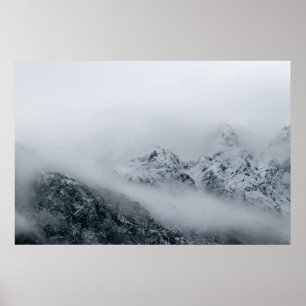 Wolken, die über Berge fließen Poster