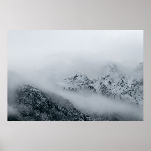 Wolken, die über Berge fließen Poster (Vorne)