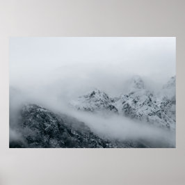 Wolken, die über Berge fließen Poster