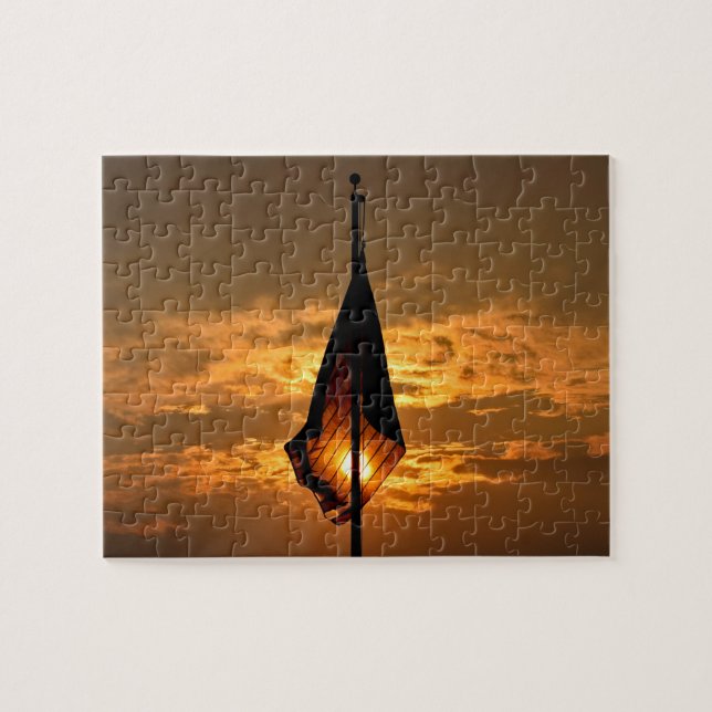 Wolken, Himmel und Flagge bei Sonnenuntergang - 8x Puzzle (Horizontal)