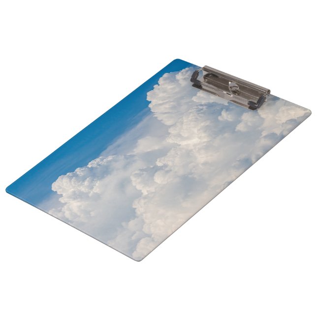 Wolken im Himmel Klemmbrett (Schrägansicht)