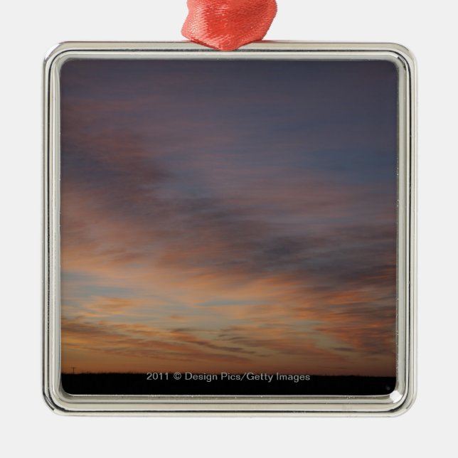Wolken in einem orange Himmel am Sonnenaufgang Silbernes Ornament (Vorne)