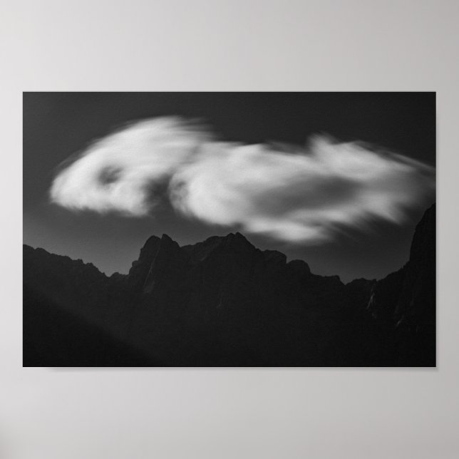Wolken oberhalb der Silhouette Poster (Vorne)