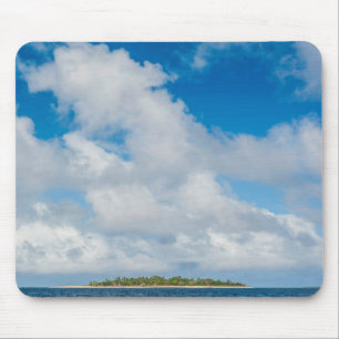 Wolken schweben über kleiner Insel Mousepad