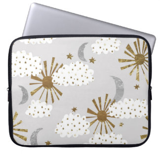 Wolken, Sonne und Mond, minimalistisches Muster. Laptopschutzhülle