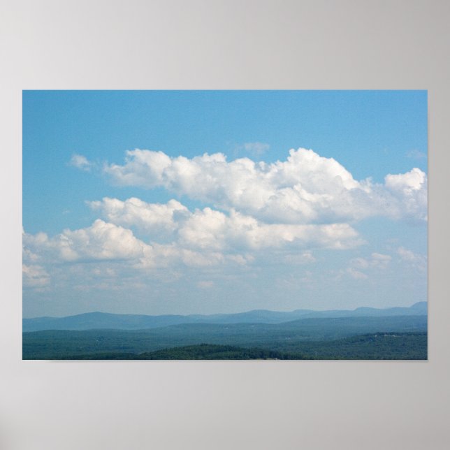 Wolken über Bergen Poster (Vorne)