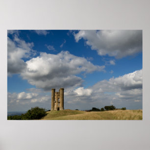Wolken über dem Broadway Tower in den Cotswolds Po Poster