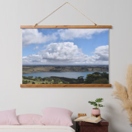 Wolken über dem Gnotuk-See Wandteppich Mit Holzrahmen