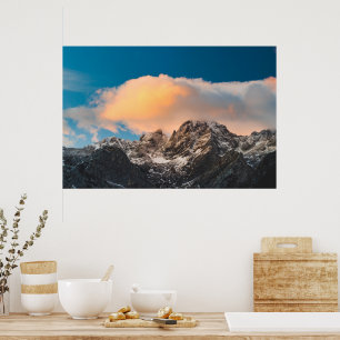 Wolken über den Bergen brennen Poster