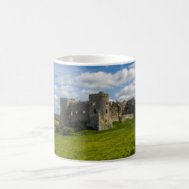Wolken über der Burg Carew Kaffeetasse (Mittel)