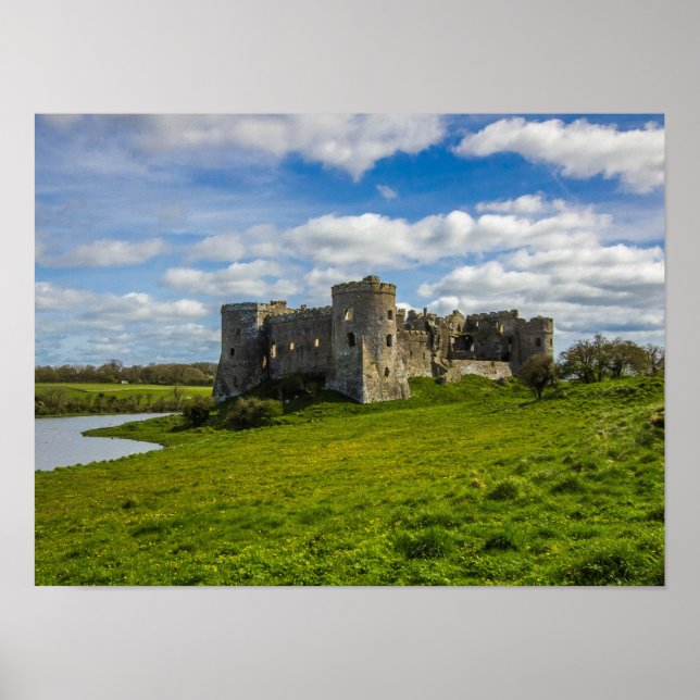 Wolken über der Burg Carew Poster (Vorne)