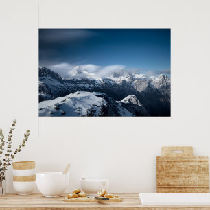 Wolken über schneebedeckten Bergen rollend Poster