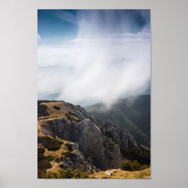 Wolken überrollen Berge Poster