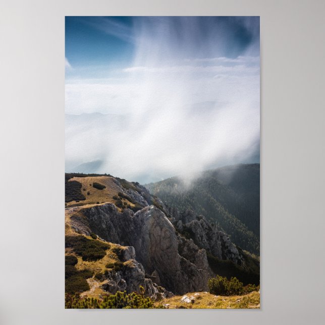 Wolken überrollen Berge Poster (Vorne)