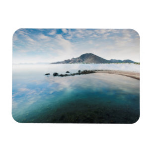 Wolkenblauer Himmel im See Magnet