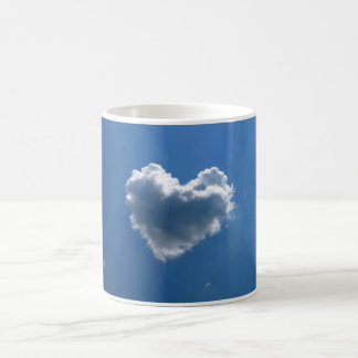 Wolkenform eines Herzens Tasse